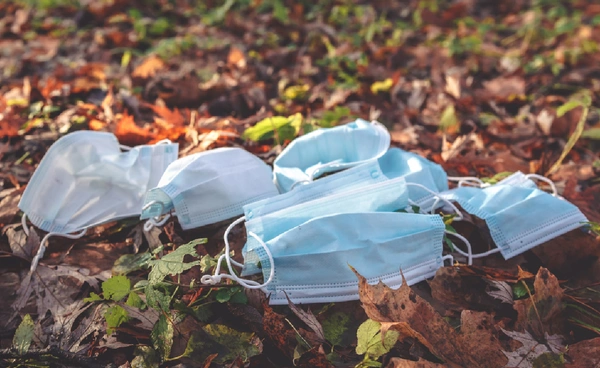 หน้ากากอนามัยช่วงโควิด ทิ้ง “ระเบิดเวลาเคมี” ไว้ เป็นภัยต่อคน–สัตว์–สิ่งแวดล้อม