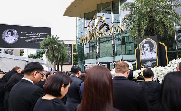 สยามพิวรรธน์-พันธมิตร-ประชาชน ตักบาตรพระสงฆ์ 93 รูป อุทิศถวายพระราชกุศลและน้อมถวายความอาลัย สมเด็จพระพันปีหลวง เสด็จสวรรคตครบสัตตมวาร