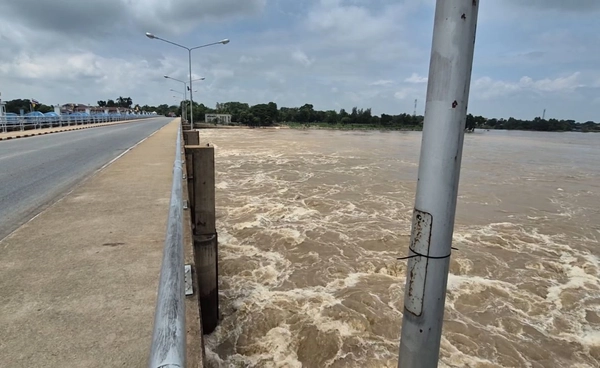 ลุ่มเจ้าพระยา จ.ชัยนาท น้ำท่วมชุมชน ต.ตลุก สูงถึง 1 เมตร