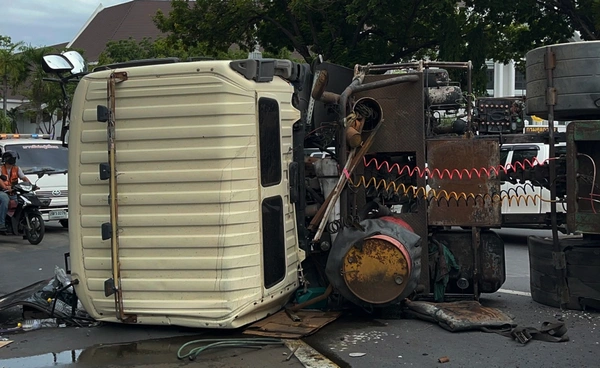 รถบรรทุกเทรลเลอร์คว่ำแยกกรมศุลฯ จราจรอัมพาตชั่วคราว