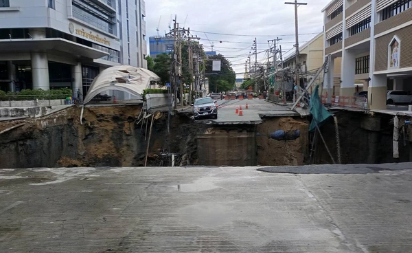 ถนนทรุดหน้า รพ.วชิรพยาบาล หลุมใหญ่ลึก 50 เมตร เร่งอพยพผู้ป่วย