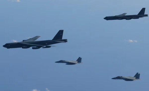 เครื่องบินทิ้งระเบิดสหรัฐฯ บินร่วมกับเครื่องบินรบญี่ปุ่น โชว์พลังต้านจีน