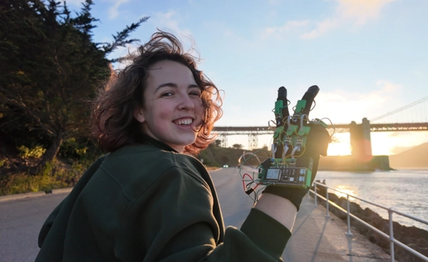 สาวน้อยวัย 19 ปี พลิกชีวิตด้วยคอร์สเรียนฟรีจาก MIT สู่การสร้างนวัตกรรมถุงมือ VR คว้ารางวัลระดับโลก