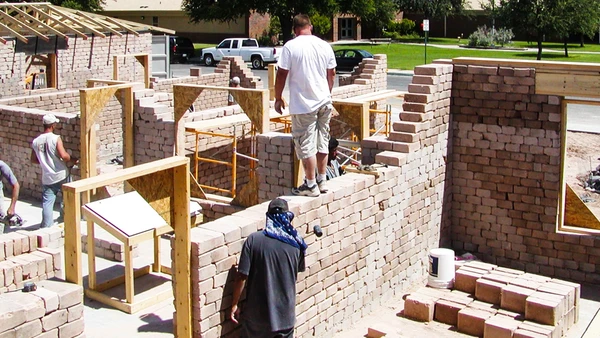 “แก้ว” สร้างบ้าน ? งานวิจัยรีไซเคิลแก้ว ทำเป็น “บล็อกก่อสร้าง” ที่ยั่งยืน