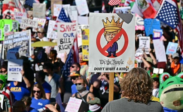 ชาวอเมริกันลงถนนทั่วประเทศ จัดประท้วง "No Kings" ต้านทรัมป์
