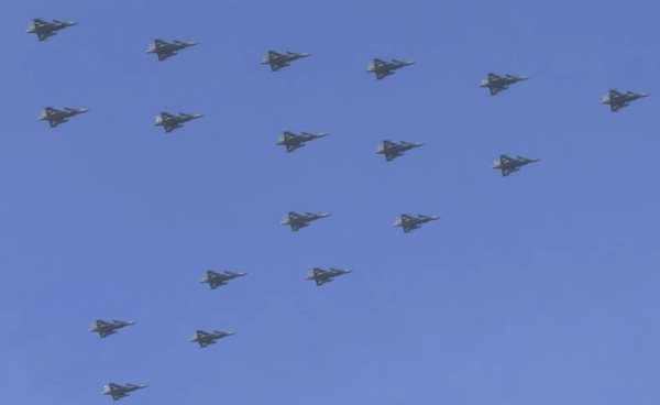 ฝูงบินรบสวีเดน แปรขบวนเครื่องบิน “Jas 39 Gripen” เป็นรูป “ต้นคริสต์มาส” 