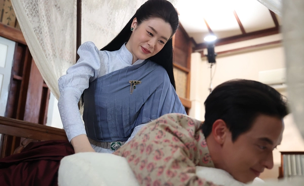 ฟินปนฮา “เจมส์ – แบม” พากันขึ้นห้อง “เบลล่า” หึงไฟลุก ใน “เจ้าคุณพี่กับอีนางคำดวง” 