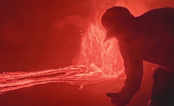 คุ้มเสี่ยงไหม?  “หนุ่ม” เซลฟี่ลาวา แบบระยะใกล้ ภูเขาไฟ "คิลาเว"    