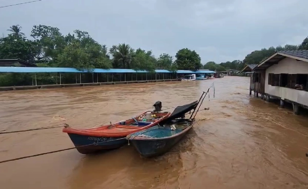 ฝนถล่ม "ตราด" น้ำป่าหลากท่วมถนน-บ้านเรือน