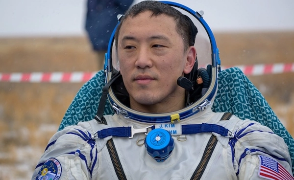 แคปซูลโซยุซลงจอดอย่างปลอดภัย นำลูกเรือ 3 คนกลับถึงโลก หลังใช้เวลา 8 เดือนบนสถานีอวกาศนานาชาติ (ISS)