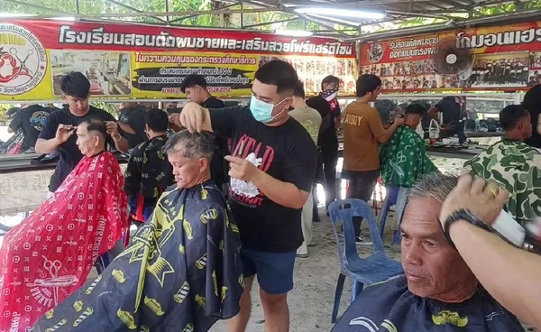 "จิตอาสาบาร์เบอร์" เปิดร้านข้างวัด ให้บริการตัดผมฟรี | เรื่องดีดีทั่วไทย | 4-12-68