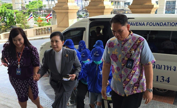 ปวีณาพาเหยื่อ 6 ราย เข้ากระทรวงยุติธรรม รับเงินเยียวยาคดีอาญา