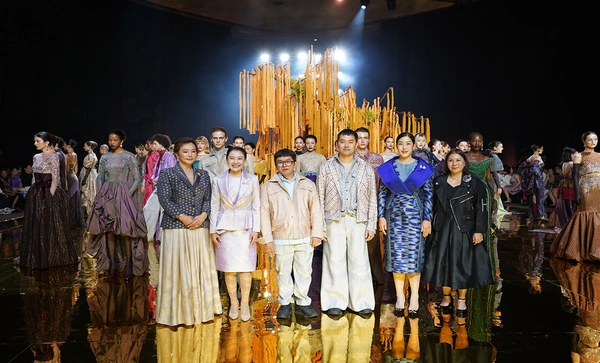 เปิดตัวอย่างยิ่งใหญ่ด้วยแฟชั่นโชว์  “THE SILQ REIMAGINATION” จุดเริ่มต้นแห่งการยกระดับผ้าไทยสู่เวทีโลก