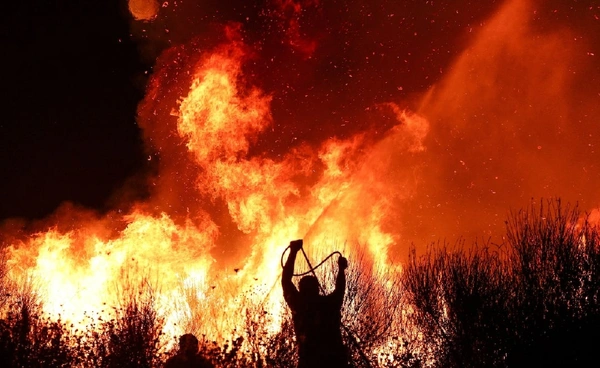 แคนาดา-ยุโรปร้อนระอุ ไฟป่าปะทุพร้อมกันหลายประเทศ ซ้ำเติมคลื่นความร้อนรุนแรง