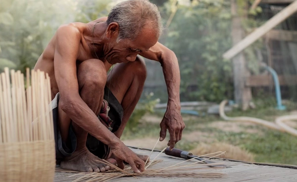 สศช. เผยคนจนเพิ่มขึ้นเป็น  3.43 ล้านคน สูงกว่าปีก่อน 