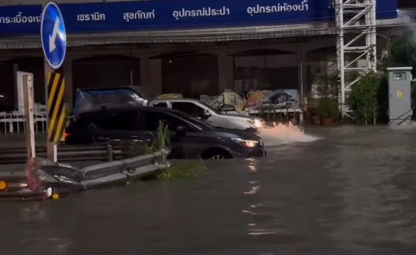 พัทยาอ่วมฝนตกหนักหลายชั่วโมง ส่งผลน้ำท่วมสูงหลายจุด