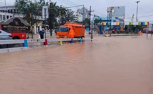 น้ำท่วมหาดใหญ่! น้ำทะลัก สภ.หาดใหญ่ ปชช.แห่จอดรถบนสะพานหนีน้ำ