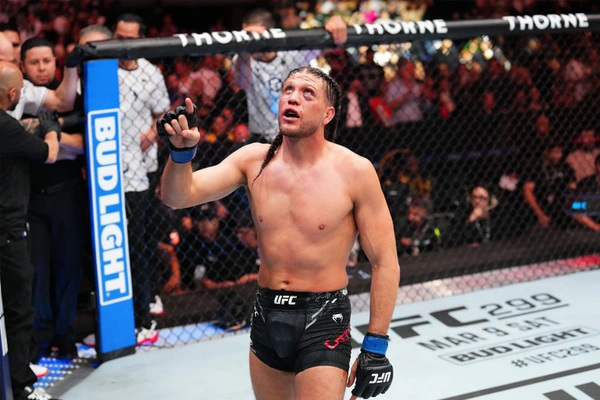 ออร์เตกา ท้ายืนสู้บู๊ สเตอร์ลิง  รองคู่เอก ในศึก UFC ที่เซี่ยงไฮ้