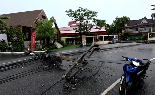 “ฉะเชิงเทรา” พายุหมุน พัดเสาไฟหัก 15 ต้น