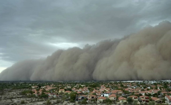 เปิดภาพท้องฟ้าราววันสิ้นโลก พายุฝุ่นกลืนท้องฟ้าแอริโซนา