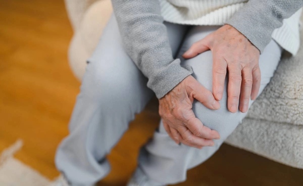 รู้ทันโรค “ข้อเข่าเสื่อม” ปัญหาใหญ่ของวัย 45+ ดูแลให้ดีก่อนสาย