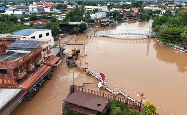น้ำท่วมที่เพชรบูรณ์ จากน้ำป่าสักล้นตลิ่ง ล่าสุด ปภ.รายงานยังมีน้ำท่วม 4 อำเภอ เสียชีวิต 1 คน