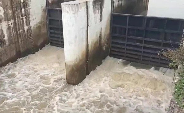 กรมชลฯ เร่งระบายน้ำ ช่วยเหลือชาวนาสุรินทร์ หลังฝนตกหนักทำน้ำท่วม