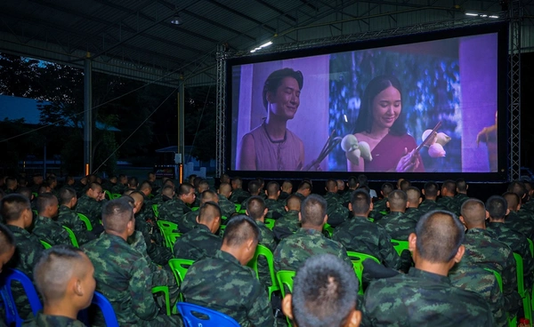 “นากรักมาก ม๊ากมาก” ส่งมอบความสุข จัดฉายหนังให้ทหารดูฟรี 