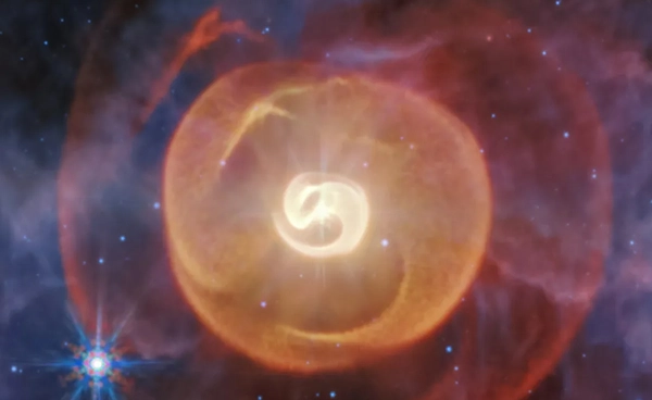 กล้องโทรทรรศน์อวกาศเจมส์ เวบบ์ (JWST) เผยภาพระบบดาวสามดวงหนึ่งเดียวในจักรวาล