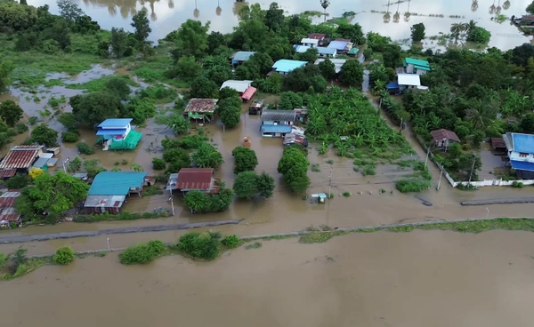 “ชัยนาท” พนังกั้นน้ำ มวลน้ำทะลักท่วม 1,000 หลังคาเรือน