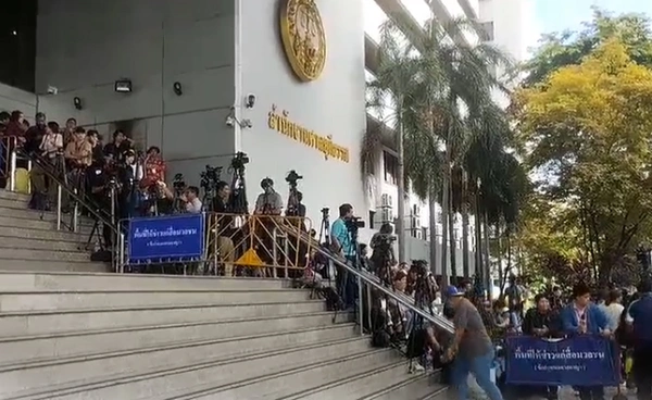 สื่อปักหลักศาลอาญา รออ่านคำพิพากษาคดีทักษิณวันนี้ 