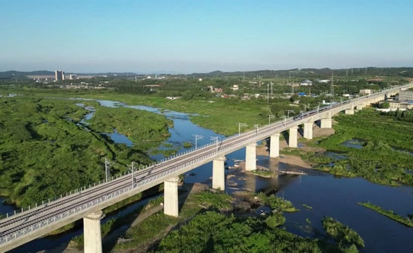 จีนเปิดให้บริการเส้นทาง “รถไฟความเร็วสูง” ภูเขาฉางไป่ ความยาว 430 กิโลเมตร