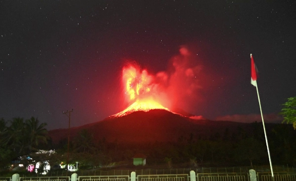 ภูเขาไฟปะทุครั้งใหม่ พ่นเถ้าถ่านสูง 10 กิโลเมตร อินโดนีเซียเตือนภัยสูงสุดสั่งอพยพแล้ว