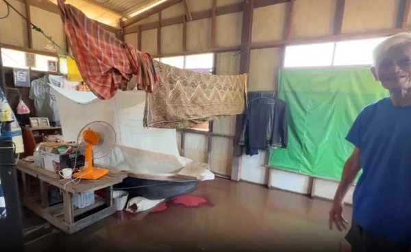 บางบาลอ่วม น้ำท่วมนานนับเดือน ชาวบ้านต้องใช้เรือเป็นที่นอน