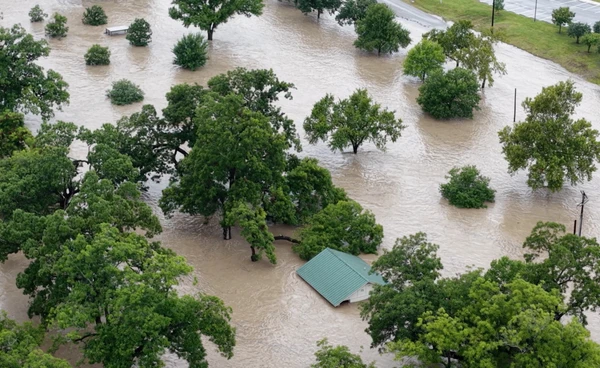 วิกฤตน้ำท่วมใหญ่ “เท็กซัส” คร่าชีวิตประชาชนกว่า 100 ราย ปชช.เดือดปมรัฐฯตัดงบเตือนภัย!