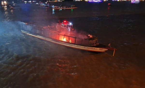 เพลิงไหม้เรือด่วนเจ้าพระยากลางเจ้าพระยา เสียหาย 4 ลำ คุมเพลิงได้แล้ว