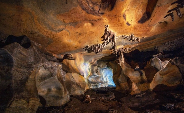 ชวนเช็กอิน “ถ้ำหลวงแม่สาบ” ชมม่านสีรุ้งกลางหุบเขา