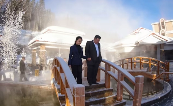 "คิมจองอึน" พาลูกสาวเที่ยวบ่อน้ำพุร้อน ชมความงดงามของธรรมชาติ