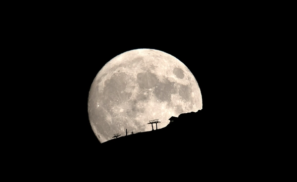 นักวิทยาศาสตร์จีนเผยผลวิจัยดินและหินจากดวงจันทร์ด้านไกล