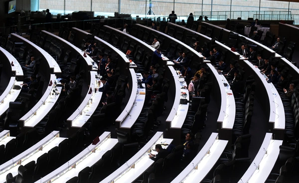 ทิศทางการเมืองไทยหลังแพทองธารพ้นตำแหน่ง ความไม่แน่นอนใหม่ทั้งการเมืองและเศรษฐกิจ