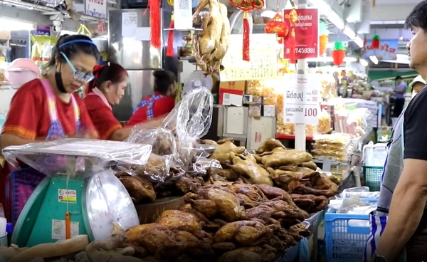 ชาวไทยเชื้อสายจีนออกมาซื้อของไหว้ คึกคัก