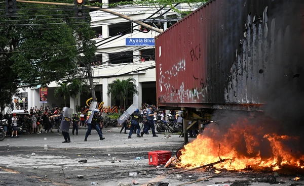 ประท้วงเดือดที่ฟิลิปปินส์ต่อต้านคอร์รัปชันจนเกิดปะทะกับเจ้าหน้าที่ตำรวจ 