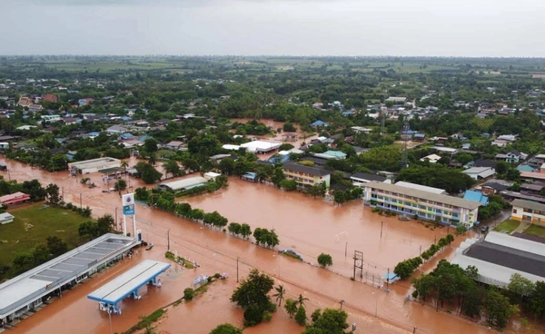 น้ำป่าทะลักท่วม “อ.พิมาย” ปิดถนนสายพิมาย-ชุมพวง ระดับน้ำสูง 40 ซม.