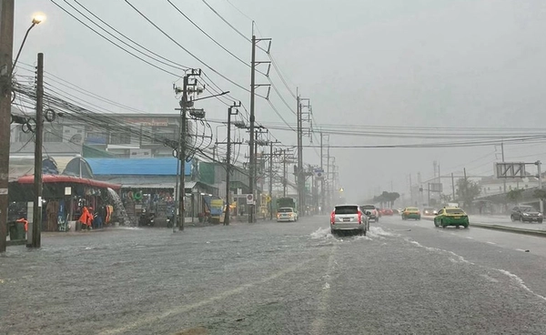พายุฤดูร้อนถล่ม! เมืองกรุงชุ่มฉ่ำฝนฟ้าคะนอง น้ำท่วมขังหลายพื้นที่