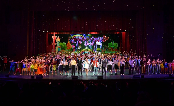 สุดประทับใจ! นักท่องเที่ยวแห่ชมละครเพลง “คีตอัศจรรย์ สุพรรณบุรีปาฏิหาริย์แห่งรัก”