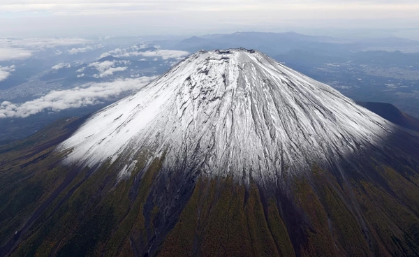 หิมะแรกปกคลุมภูเขาไฟฟูจิ ช้ากว่าปกติ 21 วัน!