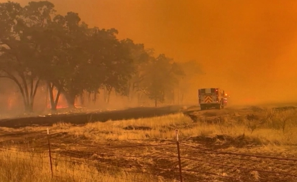 ไฟป่าสหรัฐฯ ลุกลามต่อเนื่อง สร้างความเสียหายกว่า 17,000 ไร่