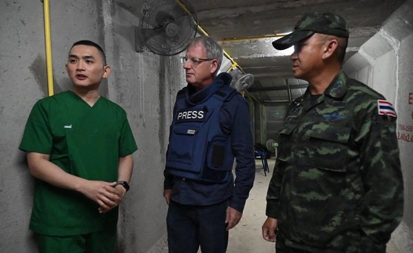 ทภ. 2 นำผู้สื่อข่าวตปท. ลงพื้นที่ศูนย์อพยพสุรินทร์ ดูความเสียหายจาก BM-21