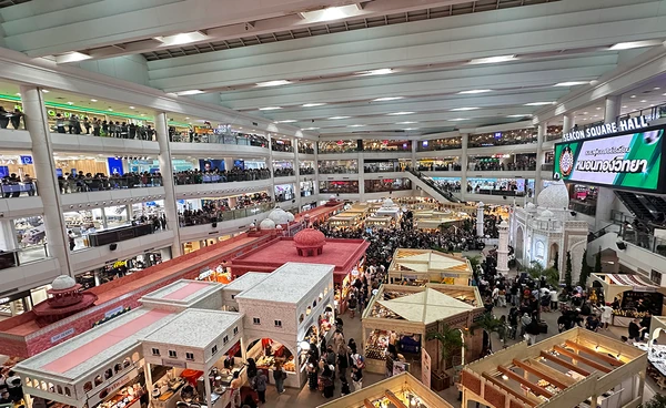 รถขนฝัน “หมอนทองวิทยา” “ฟีเวอร์” ขวัญใจมหาชน แฟนนักเตะแห่ให้กำลังใจแน่นซีคอนสแควร์ ฮอลล์