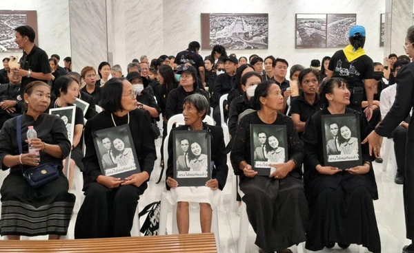 ประชาชน ทยอยรอเข้าร่วมพิธีถวายน้ำสรงพระบรมศพ สมเด็จพระพันปีหลวง